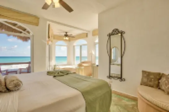 Villa Sarita, 6 Beachfront Villa with Private Pool in Gated Resort!