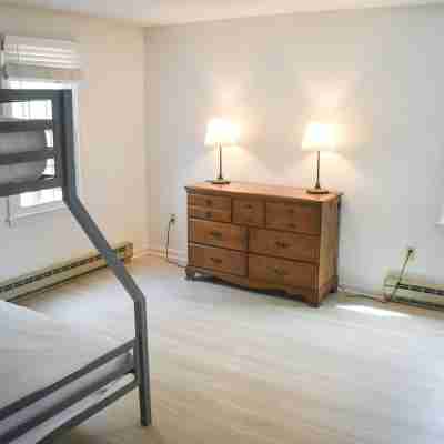 Experience Cape Cod Beaches: Charming 4-bedroom just a 10min stroll to the beach Rooms