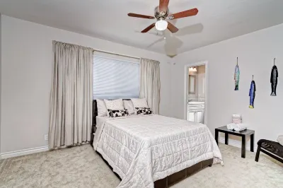 4bd / 2bth private parking, 8 min to Gaslamp, Zoo Hotels in Mid-City