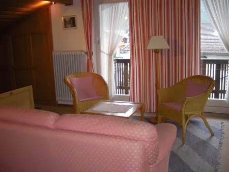 Well-kept attic apartment with mountain views, free WiFi, TV, Chiemgau map, ...