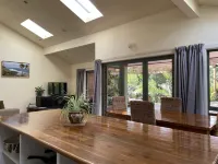 Moana Apartment with Bush Views and near Surf Hotels in Raglan