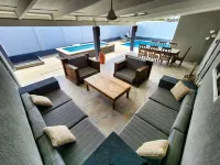 Best location Walk distance to beach,casinos,restaurants,bars,night life,shops 2