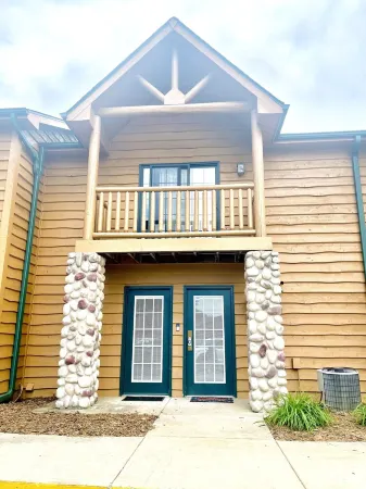 Hike and enjoy a relaxing time at Starved Rock! Family-Size Cozy Cabin