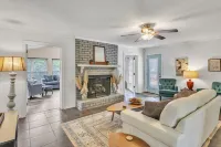 4BR Stay: Pet-Friendly, Sunroom, Fence & Fire Pit Hotels in Wade Hampton