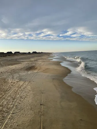 Pet friendly 3 Bed/ 2 Bath Soundside retreat in OBX with Hot Tub & Enclosed yard Отели рядом с достопримечательностью «Райт Бразерс Нешнел Мемориал»