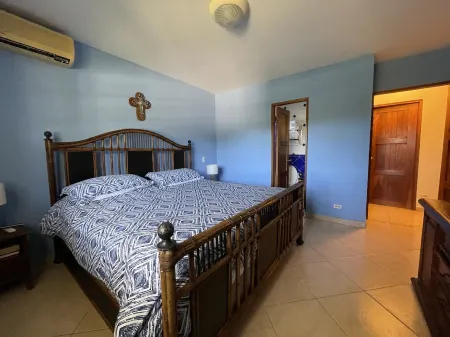 Private Pool House with Jacuzzi in Coronado Отели в г. Чаме