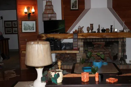 Home Season Refugio Teresopolis, surrounded by forest, environmental protection area Отели рядом с достопримечательностью «Praca Olimpica»