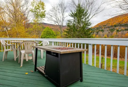 Upgraded! Perfect location seconds from Hunter Mtn! Incredible views! King bed!