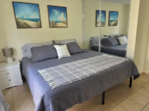 Beach access condo in the heart of Rincón. Short walk to town. Hoteles en Rincón