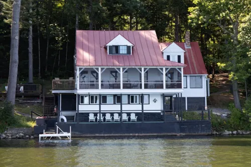 Charming Lakefront Home: Big Porches, Kayaks & Room to Gather