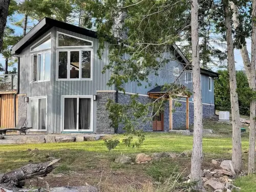 Luxurious pet friendly 4-bedroom cottage in Coe Hill with year round hot tub Hotels in Hastings County