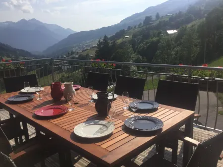 A hidden paradise with 10-seat Jacuzzi and outdoor sauna, beautiful view