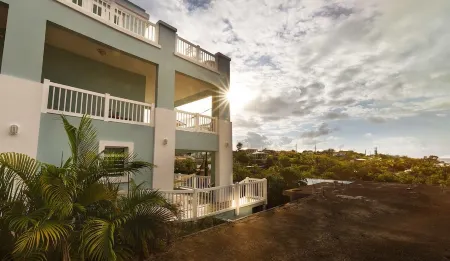 Sea Turtle Studio – Upscale Waterview Retreat, Stunning Sunrises & Full Kitchen!