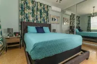 Modern Tropical Home w/ Outdoor Shower/5 min Beach Hotels in der Nähe von Crash Boat Beach