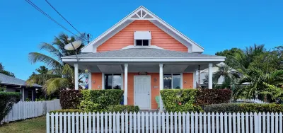 "Sweet Ting" Charming 3-bedroom cottage in Spanish Wells, Just Steps to beach Отели в г. 