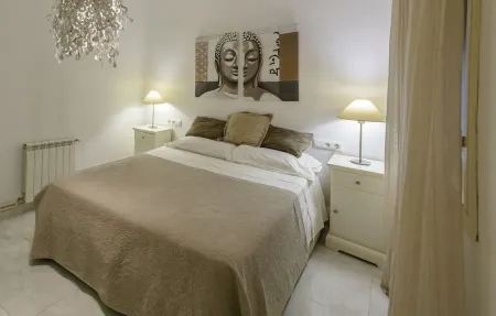 Lovely Apartment In Girona City Centre 10 Minutes Walk To The Old Town Отели рядом с достопримечательностью «Parc de les Moreres»