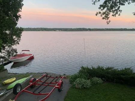 Waterfront 4 Bedroom Home With Spectacular Views