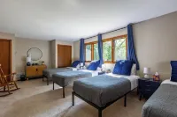 Soak, Relax & Gather - Spacious River Home - Hot Tub, Massage Chair & Kayaks
