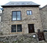 Stay in the original Kendal Mint Cake Factory in the heart of Kendal Hôtels à proximité de : Lakeland Climbing Centre