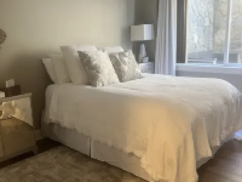 Bears Den close to golf course on Bear Mountain. Hotels in Langford