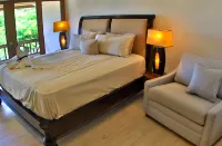 Flamingo Beach Villa - One of Few Renovatd Units- Walk to Beach- Bikes Included