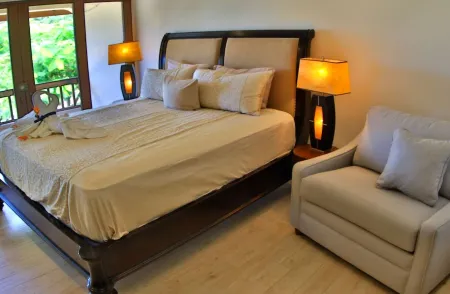 Flamingo Beach Villa - One of Few Renovatd Units- Walk to Beach- Bikes Included