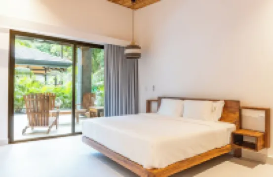 New Luxury Villa in central Guiones - walk to the beach, large pool & parking