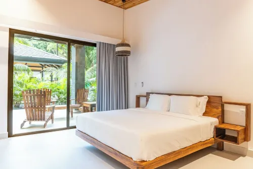 New Luxury Villa in central Guiones - walk to the beach, large pool & parking