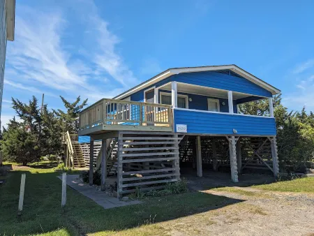 NEW LISTING! Cozy, cool beach box. Quick walk to the beach!