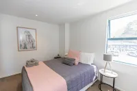 Spacious Large Modern Apartment in Fantastic Location