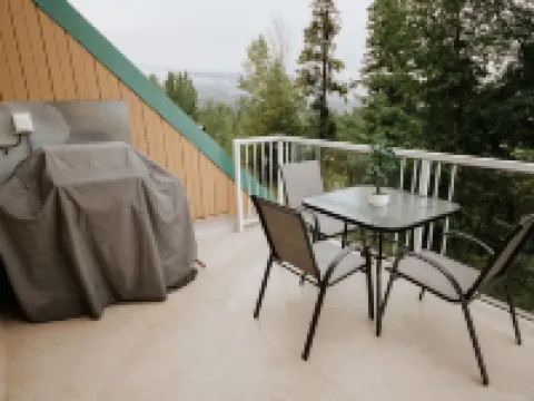 Cozy Mountainside Chalet in Kimberley 金伯利酒店