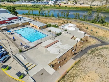 Private home steps away from the Big Dinosaur! Отели в г. Драмеллер