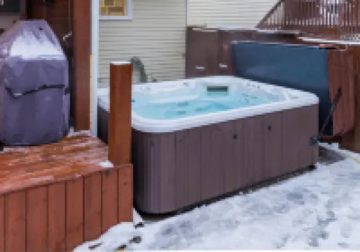 Gather in Saskatoon - Hot Tub 85" TV, Deck, Bbq, Trampoline, Games Room, 5Bdrm