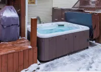 Gather in Saskatoon - Hot Tub 85" TV, Deck, Bbq, Trampoline, Games Room, 5Bdrm 새스커툰 호텔