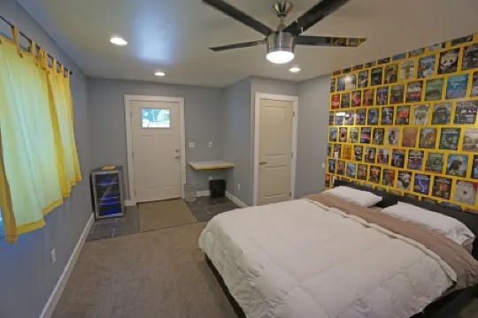 Fun Guest Quarter With Bathroom Available For Rent Close To Downtown Bend.