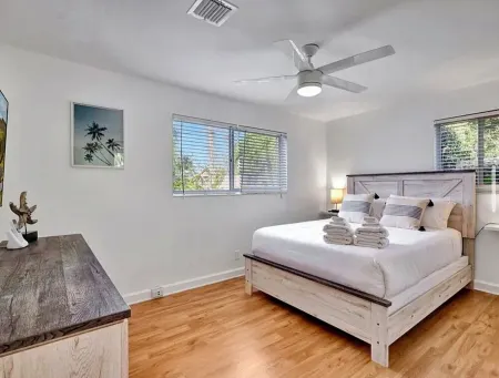 Delray Beach 4 Rm house +Tikihut kitchen & salt heated pool. 2mi to Atlantic Ave