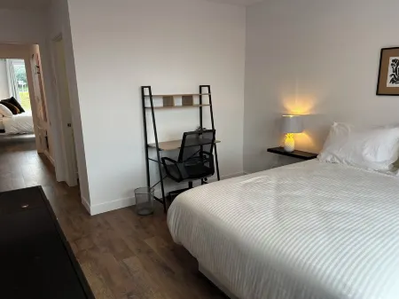 Grandiose!, Ground floor, 3 Bedrooms! Vue Chateau!!! Renovated, Air-conditioned, Free parking Отели рядом с достопримечательностью «Парк Солей»