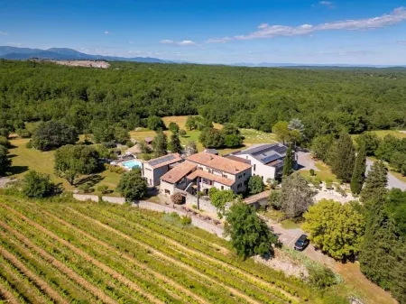 Logis Auberge les Murets Hotel Restaurant Spa Отели в г. Рокль