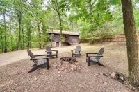 3 Mi to Beavers Bend State Park: Hot Tub Haven! Hotels in Broken Bow