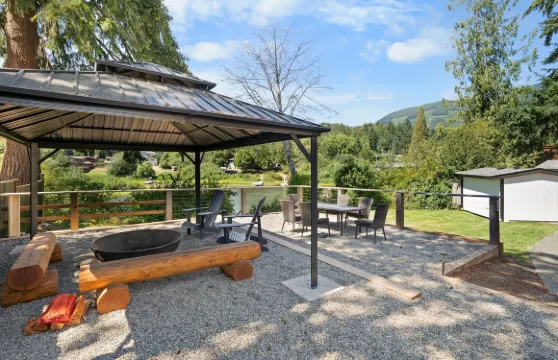 科威坎湖小屋河畔