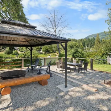 Cowichan Lake Cottages -Riverside