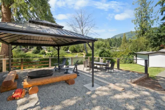 Cowichan Lake Cottages -Riverside Hotel a 