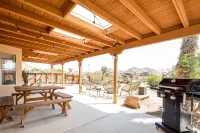 Sukha Life Retreat - Beautiful Views, Close to Jtnp W/Hot Tub! 2 Bedroom Home by RedAwning Hotels in Joshua Tree