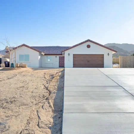 Of Wine & Gods - Hot Tub, BBQ and Fire Pit! 3 Bedroom Home by RedAwning