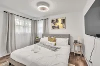 Modern Luxury Amenities Near Woodfield Mall 2 Bedroom Home by RedAwning