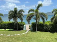 Beachfront Estate with Pool and Tropical Garden のホテル