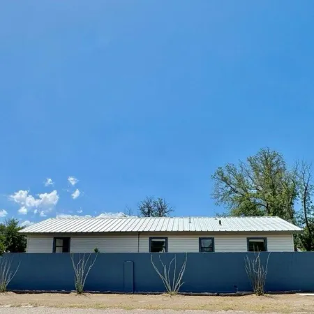 Summer House: 3-bedroom with WiFi, AC in Marfa