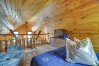 Secluded Cresco Cabin w/ Deck + Forest Views! - Parkplatz