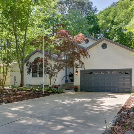 2 Mi to Golf: Hot Tub Hideaway in Ocean Pines