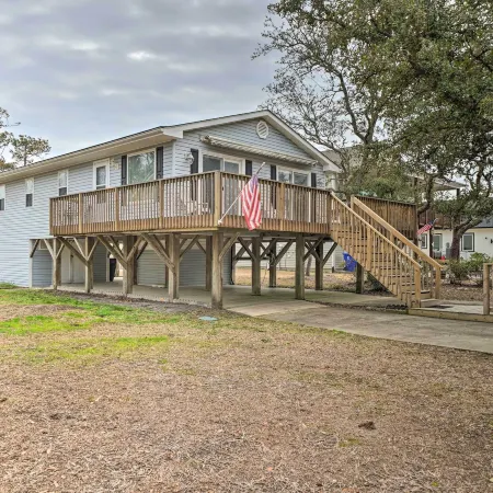 Cozy Oak Island House < 1 Mi to Beaches!